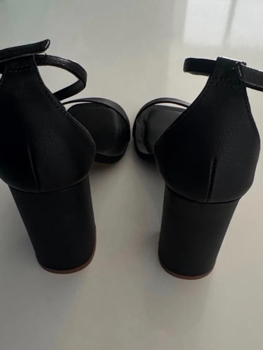 New Black Leather Block Heel Ankle-Strap Sandals Heels size 6 Resort Versatile